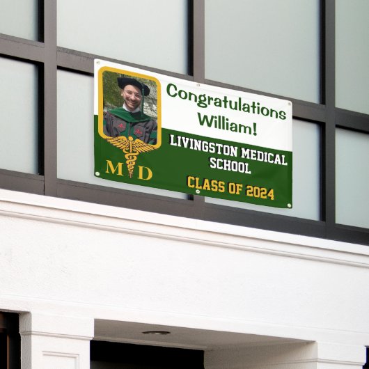 グリーン&金ゴールド医学校卒業 横断幕 (ビルの外側)