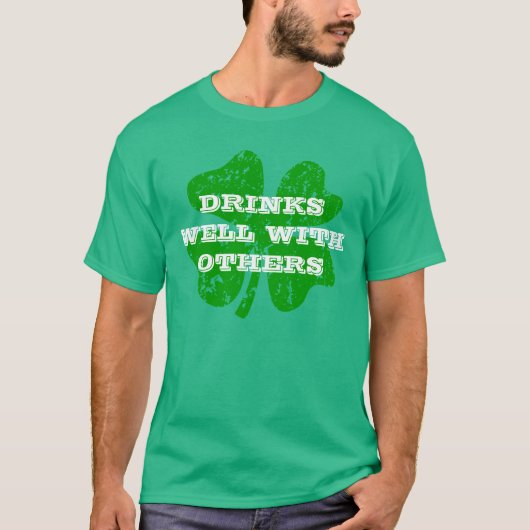 グリーンSt patricks day |他のユーザーと一緒に飲む Tシャツ (正面)