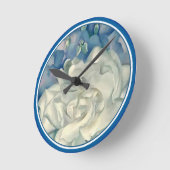 グルジア素晴らしオキーフェホワイトローズとラークスパー ラウンド壁時計 (傾斜)