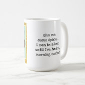 グルピーベアは朝のコーヒーが必要だ!可愛い コーヒーマグカップ (正面右)