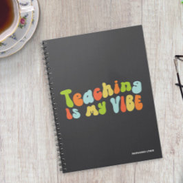 グルービーでカラフルな先生の「Teaching Is My Vibe」 ノートブック