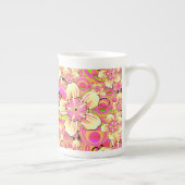 グルービーなピンクの花柄 ボーンチャイナマグカップ (右)
