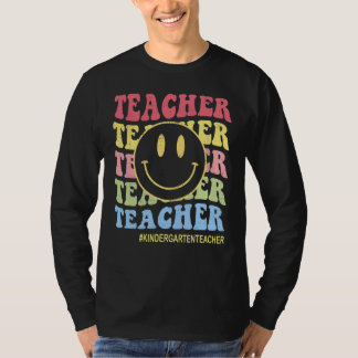 グルービーな幼稚園の雰囲気 レトロな顔の先生たちのバックプリント Tシャツ