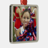 グループの前のチアリーダーのポートレートの メタルオーナメント (右)