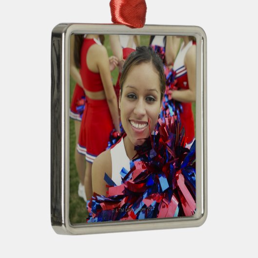 グループの前のチアリーダーのポートレートの メタルオーナメント (右)