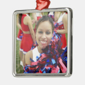 グループの前のチアリーダーのポートレートの メタルオーナメント (左)