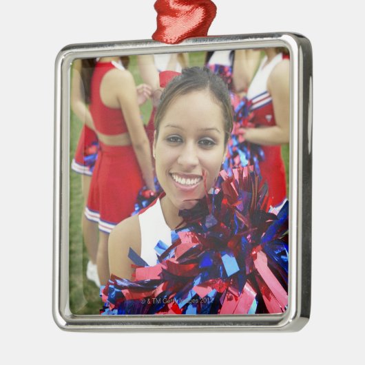 グループの前のチアリーダーのポートレートの メタルオーナメント (左)