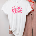 グループチーム花嫁ピンク文字Tシャツ Tシャツ<br><div class="desc">グループTシャツのためにあなたバチェロレッテ、デザイン、メッセージ"チームブライド"ピンクのレタリング。バチェロレッテの友人のための必需品。</div>