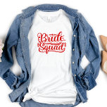 グループバチェロレッテ花嫁スクワッドレッド Tシャツ<br><div class="desc">グループTシャツのためにあなたバチェロレッテ、デザイン、赤いタイポグラフィレタリングで"花嫁の分隊"メッセージ。バチェロレッテの友人のための必需品。</div>