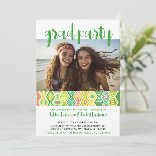 グループ卒業パーティー – カラフル部族のパターン 招待状 (スタンド正面)
