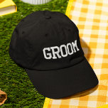 グルームシンプルモダン結婚のカスタムタイポグラフィ 刺繍入りキャップ<br><div class="desc">グルームシンプルモダンタイポグラフィの結婚刺繍入りカスタム野球キャップは、の刺繍入り文字シンプル「グルーム」を備えている。新婚旅行やバチュラーパーティのための新郎のための贈り物として完璧。Evco Studio www.zazzle.com/store/evcostudioによって作成</div>