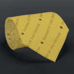 グルームリピート文字エレガント金ゴールド ネクタイ<br><div class="desc">このおもしろい金ゴールドネックタイは、あなたの家で新郎の父のための完璧なアクセサリー結婚である。洗練された全シンプル大文字のフォントでエレガントは「新郎の父」と呼ばれる言葉とデザインされ書て、ダイアモンドのセパレータと対角線のパターンで繰り返すを持つ。あなたのリハ感謝していーサルで彼を識別し結婚る完璧な方法。</div>