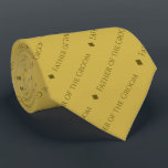 グルームリピート文字エレガント金ゴールド ネクタイ<br><div class="desc">このおもしろい金ゴールドネックタイは、あなたの家で新郎の父のための完璧なアクセサリー結婚である。洗練された全シンプル大文字のフォントでエレガントは「新郎の父」と呼ばれる言葉とデザインされ書て、ダイアモンドのセパレータと対角線のパターンで繰り返すを持つ。あなたのリハ感謝していーサルで彼を識別し結婚る完璧な方法。</div>