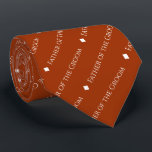 グルームリピート文字Rust Orangeの父 ネクタイ<br><div class="desc">このおもしろい錆びオレンジまたは焦げたアンバーカラーのネックタイは、あなたの家で新郎の父のための完璧なアクセサリー結婚である。洗練された全シンプル資本の白いフォントでエレガントは書「新郎の父」と呼ばれる言葉とデザインが入った状態で、ダイアモンドのセパレータと対角線のパターンで繰り返す。あなたのリハ感謝していーサルで彼を識別し結婚る完璧な方法。</div>