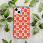 グルーヴィレトロロマンチックな愛ハートレッドチェッカーボード iPhone 15 MINIケース<br><div class="desc">Groovyレトロロマンチックな愛のハート赤いチェッカーボードiPhone 15プラスケースは、グルーヴィーレトロなロマンチックな愛のハートとシンプルの赤いチェッカーボードパターンを備えている。バレンタインデー、誕生日、母の日のお母さん、ガールフレンド、クリスマスと休日のお母さんのための完璧な贈り物。©Evco Studio www.zazzle.com/store/evcostudioによる設計</div>