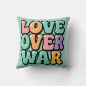 グルーヴィーな"Love Over War"スローピロー クッション (裏面)