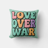 グルーヴィーな"Love Over War"スローピロー クッション (正面)
