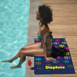 グルーヴィーヒッパイピースアンドフラワーシャワー名前をカスタムする ビーチタオル