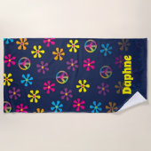 グルーヴィーヒッパイピースアンドフラワーシャワー名前をカスタムする ビーチタオル (正面)