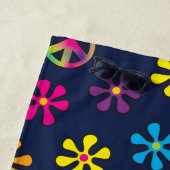 グルーヴィーヒッパイピースアンドフラワーシャワー名前をカスタムする ビーチタオル (インサイチュ)