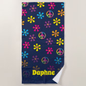 グルーヴィーヒッパイピースアンドフラワーシャワー名前をカスタムする ビーチタオル (正面)