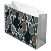 グレイエレガントテニスラケットボールパターン&イニシャル ラージペーパーバッグ (裏面アングル)