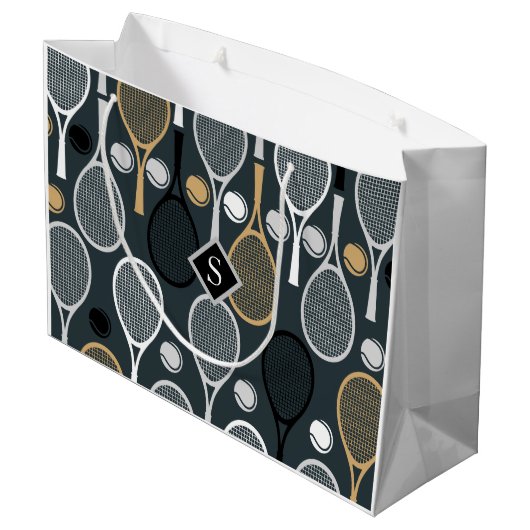 グレイエレガントテニスラケットボールパターン&イニシャル ラージペーパーバッグ (裏面アングル)