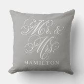 グレイエレガントー氏とミセス・スクリプト・モノグラカスタムム クッション (正面)