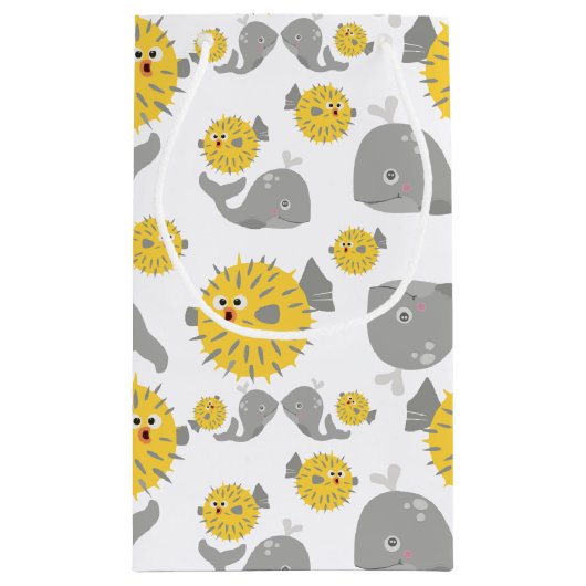 グレイクジラ&ブロウフィッシュ漫画ベビーモノグラム スモールペーパーバッグ (裏面)