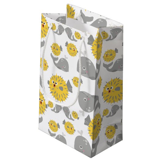 グレイクジラ&ブロウフィッシュ漫画ベビーモノグラム スモールペーパーバッグ (裏面アングル)