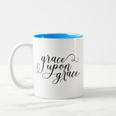 グレイスオングレースクリスチャン引用文励ましの贈り物 ツートーンマグカップ (左)