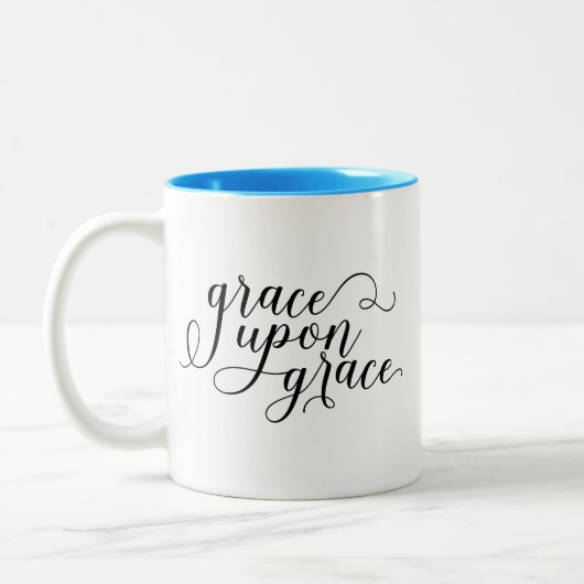 グレイスオングレースクリスチャン引用文励ましの贈り物 ツートーンマグカップ (左)