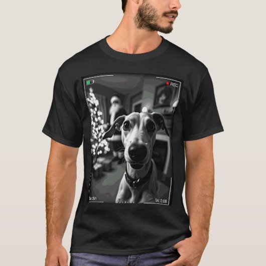 グレイハウンドがサンタをカメラに捉えた クリスマス Tシャツ (正面)