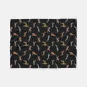 グレイハウンドシルエットメタルシェードオンブラック フリースブランケット (正面(横))