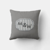 グレイモダンモノグラム&ダマスク装飾用クッション クッション (裏面)