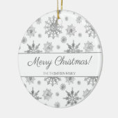 グレイ スノーフレークとカスタムファミリーネーム クリスマス セラミックオーナメント (左)