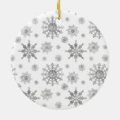 グレイ スノーフレークとカスタムファミリーネーム クリスマス セラミックオーナメント (裏面)