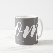 グレイ |タイポグラフィシンプルママEST。マグ コーヒーマグカップ (正面右)