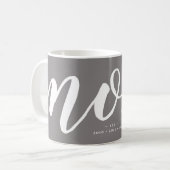 グレイ |タイポグラフィシンプルママEST。マグ コーヒーマグカップ (正面左)