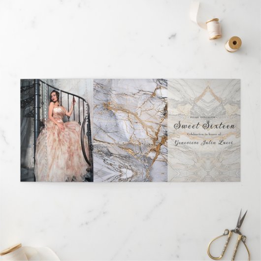 グレイ&金ゴールドマーブルスウィート16パーティの招待状 三つ折り招待状 (外部)