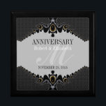 グレスタイリッシュー ブラック華美の結婚アニバーサリーギフト ギフトボックス<br><div class="desc">ダークユニークグレイとブラックとダマスクパターンのフラクタルアートレースも – 絶妙でカスタムのウェディングエレガント、記念日または婚約存在。名前、記念日とモノグラムまたは数字でパーソナライズ – あなたの特別なキープサークのためのトライケット保、ジュエリーボックスに素晴らしい木製のギフトボックスに作られた。素晴らしい贈り物を作る – 思い出や写真で箱を満たす。また結婚に適して、花嫁、ブライダルパーティ、友最高の人、母の日の贈り物…2つのサイズと4色の漆塗りの仕上げの選択から選択する私のデザイン&アートのように？</div>