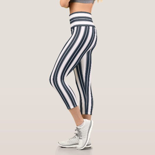 グレモダンーストライプの カプリレギンス (左)