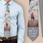 グレモダンー最高のパパEver Father's Day 2写真 ネクタイ<br><div class="desc">グレモダンー最高のパパEver Father's Day 2 Photos neck tie.灰色の背景に白いタイポグラフィと2枚の写真 – 写真を追加。ネクタイ上の任意の文字を変更できる。父の日にパパ、新しい父や祖父のための完璧な贈り物。</div>