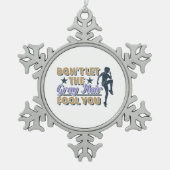 グレーおもしろいヘアランニング引用文 – オールドランナー スノーフレークピューターオーナメント (正面)