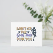 グレーおもしろいヘアランニング引用文 – オールドランナー ポストカード (スタンド正面)