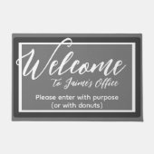 グレーおもしろい名前をカスタムするオフィスワークプレイスドアマット ドアマット (正面)