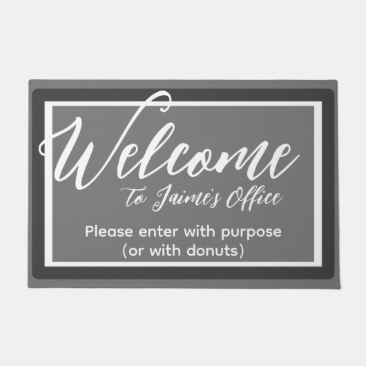 グレーおもしろい名前をカスタムするオフィスワークプレイスドアマット ドアマット (正面)