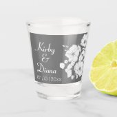 グレーかわいらしとホワイトのフローラ結婚ズ ショットグラス (正面)
