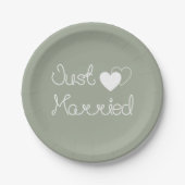 グレーたった今結婚しましたと白ハート結婚ズ ペーパープレート (正面)