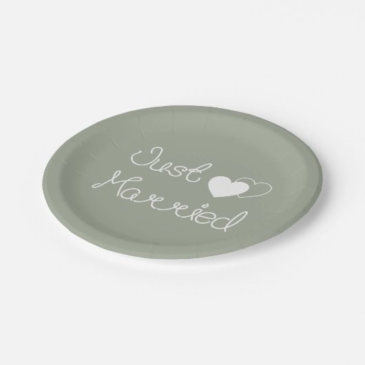 グレーたった今結婚しましたと白ハート結婚ズ ペーパープレート (アングル)